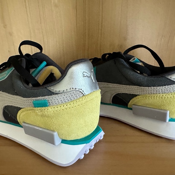 NWOT. Puma Future Rider women’s sneakers. - Picture 3 of 4